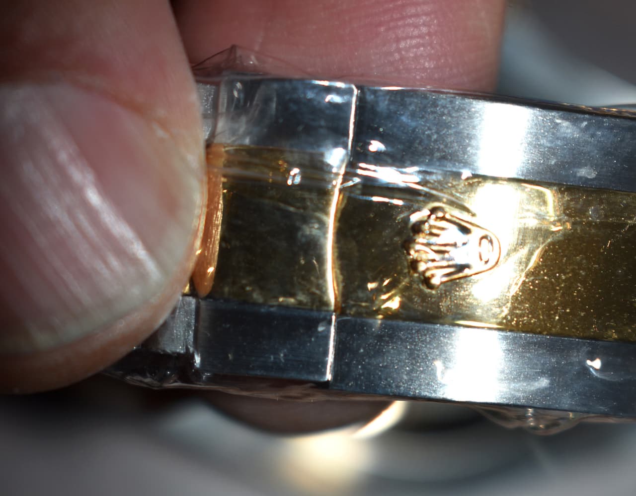 Los agentes sospecharon que los relojes eran falsificados y detuvieron el envío, que incluía las marcas Rolex, Invicta, Rado y Hublot.