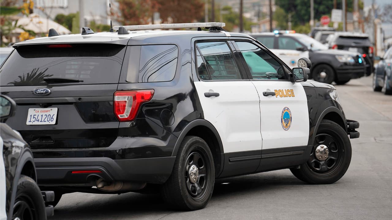 Investigan hallazgo de posibles restos humanos en parque de Long Beach durante Pascua.