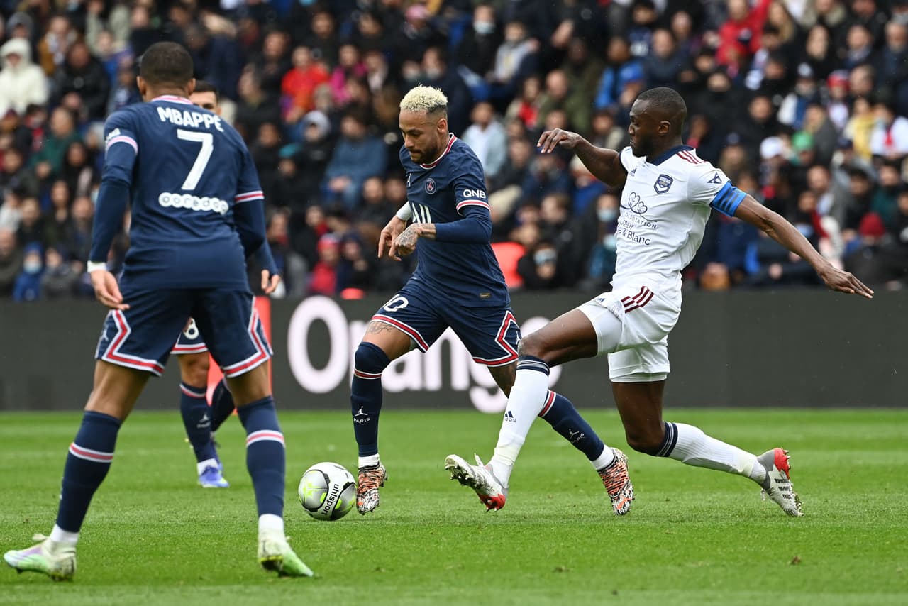 El PSG goleó al Bordeaux con los goles de Mbappé, Neymar y Leandro Paredes, pero ni esa victoria evitó los abucheos de sus seguidores, quienes castigaron especialmente al Ney y Lio.