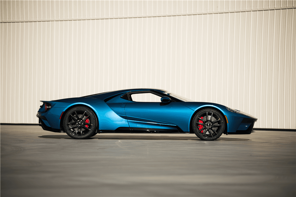 <b>Autos para caridad</b>
<br>
<br>El Ford GT alcanzó la estratosférica suma de 
<b>2,500,000.00 dólares</b> convirtiéndose en el octavo vehículo más caro de la subasta. Los fondos recabados de la venta de este modelo, apenas el número 23 construido, serán utilizados por la Racing for a Reason Foundation en beneficio del programa IGNITE de la Sociedad contra el Autismo de Carolina del Norte, que ofrece actividades, entrenamiento y talleres educacionales dirigidas ayudar a cubrir las necesidades sociales, financieras, educacionales y de empleos de adultos jóvenes afectados por el autismo y el síndrome de Asperger's.