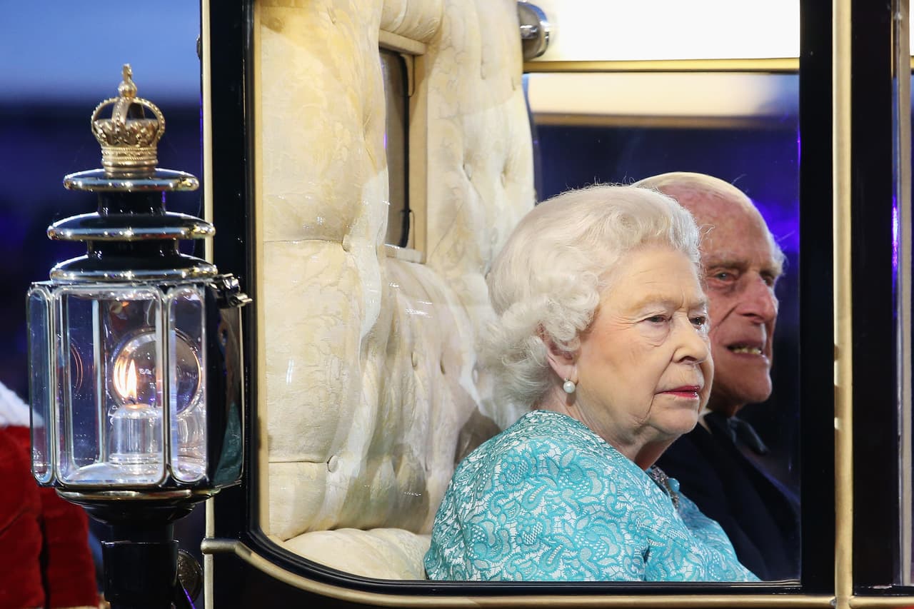 Fuentes
<b><a href="https://www.bbc.com/mundo/noticias-internacional-51041966" target="_blank">le aseguraron a la BBC</a></b> que el príncipe Harry y Meghan Markle no consultaron su decisión antes de hacerla pública con ningún miembro de la familia real, incluídos la reina y el príncipe William. BBC agregó que "en el Palacio de Buckingham están '
<b>decepcionados' y 'dolidos'</b> por el anuncio".