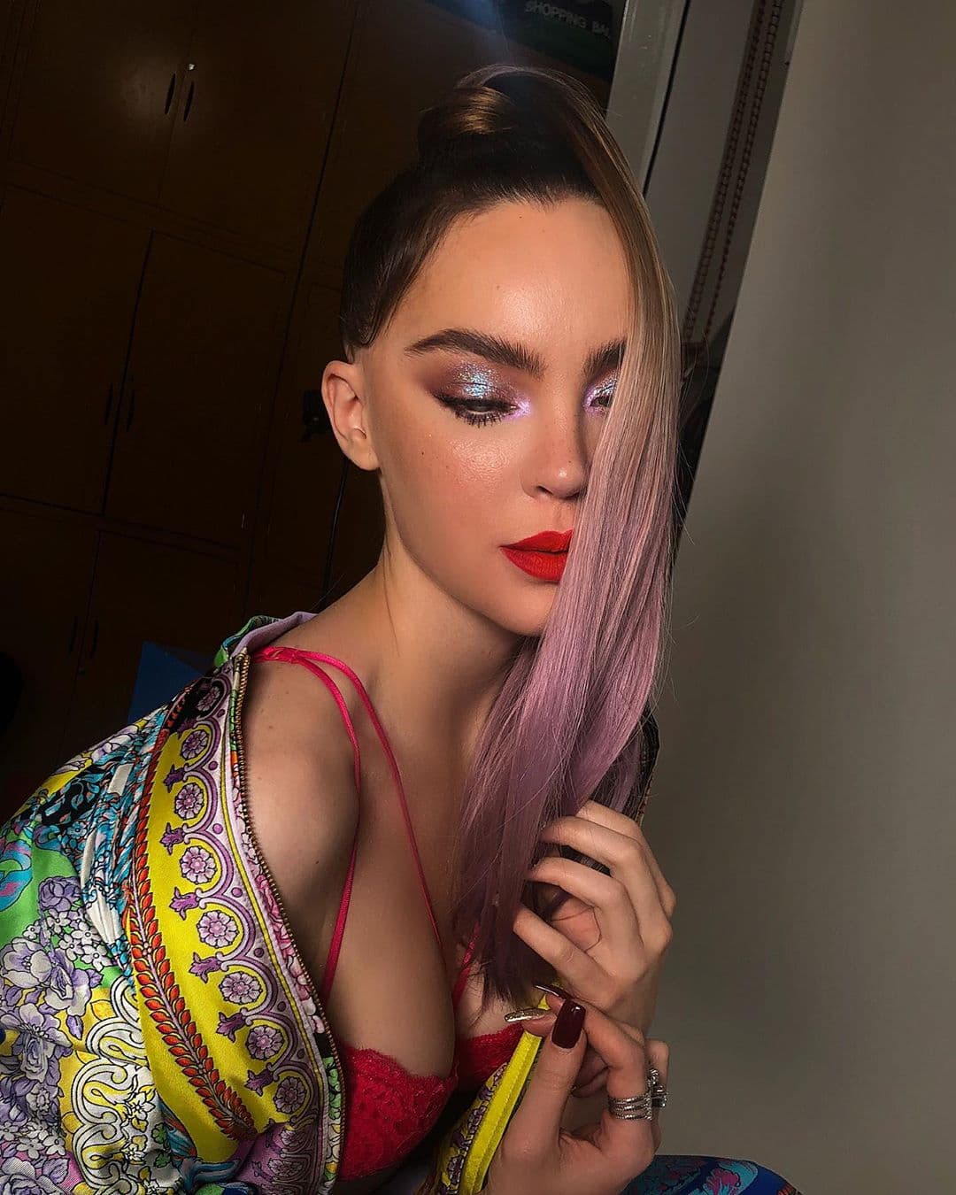 La artista de 30 años informó que su abuela, de 87, "está pasando por un momento complicado". 
<br>