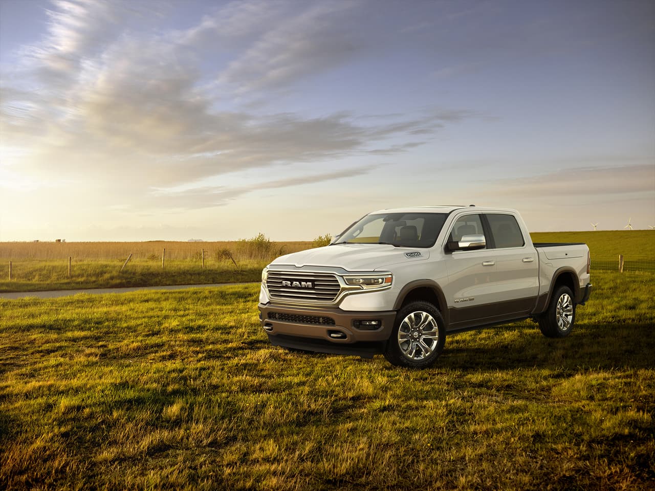 A días de su presentación en el Auto Show de Detroit, RAM nos presenta la primera edición especial de la
<b> RAM 1500 2019. </b>Conocida como
<b> Laramie Longhorn,</b> la nueva pickup llegará llena de lujo y muchos detalles que buscan rendir homenaje a los vaqueros del suroeste de Estados Unidos.