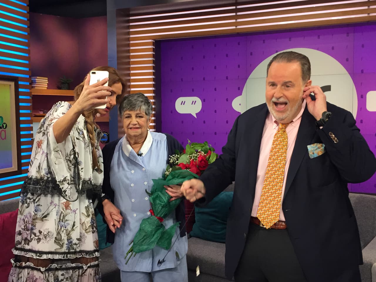 Durante comerciales, Lili y Raúl no dejaron de tomarse fotos con ella para celebrare un día tan especial