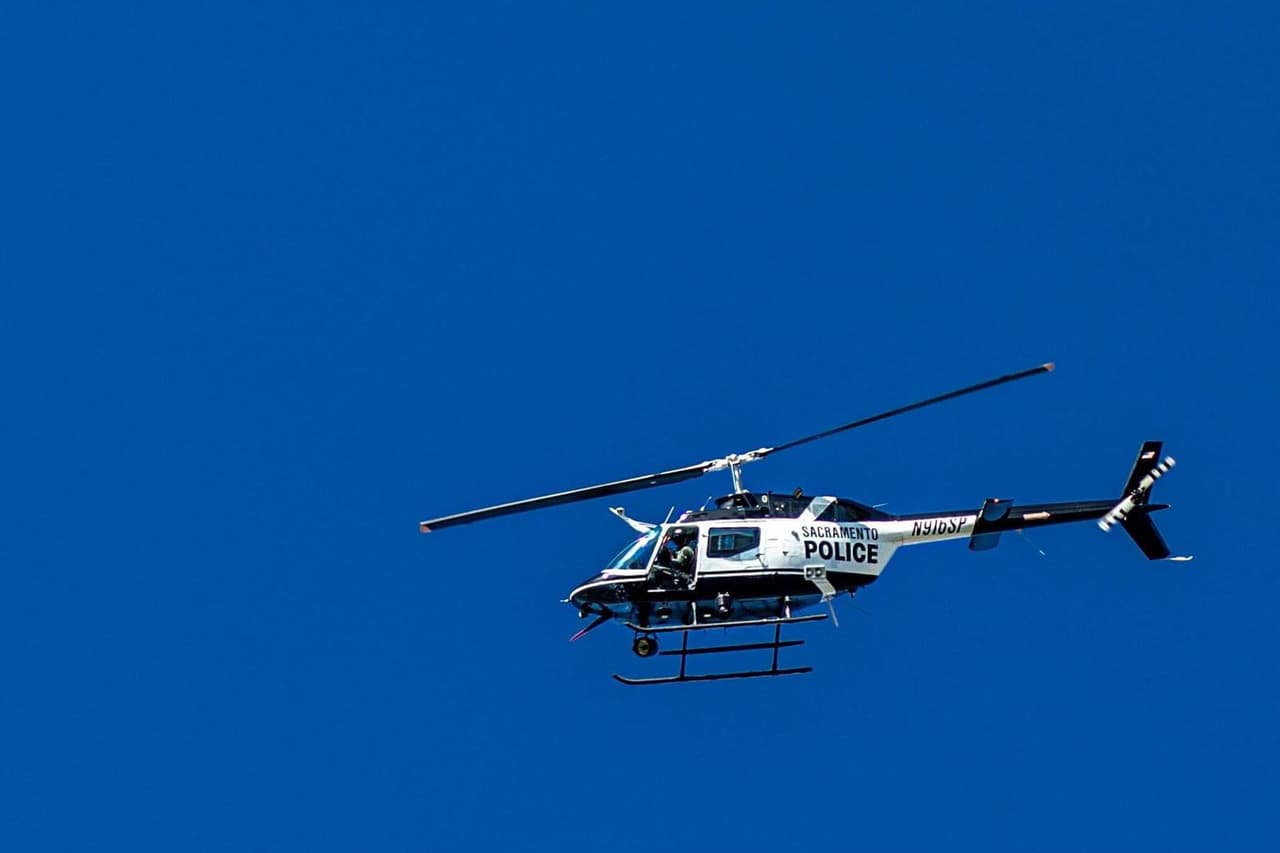 Un helícoptero de patrulla de la Policía de Sacramento también participó en el festejo, luego de que una amiga de la familia Alvarado avisó al Departamento de los planes.