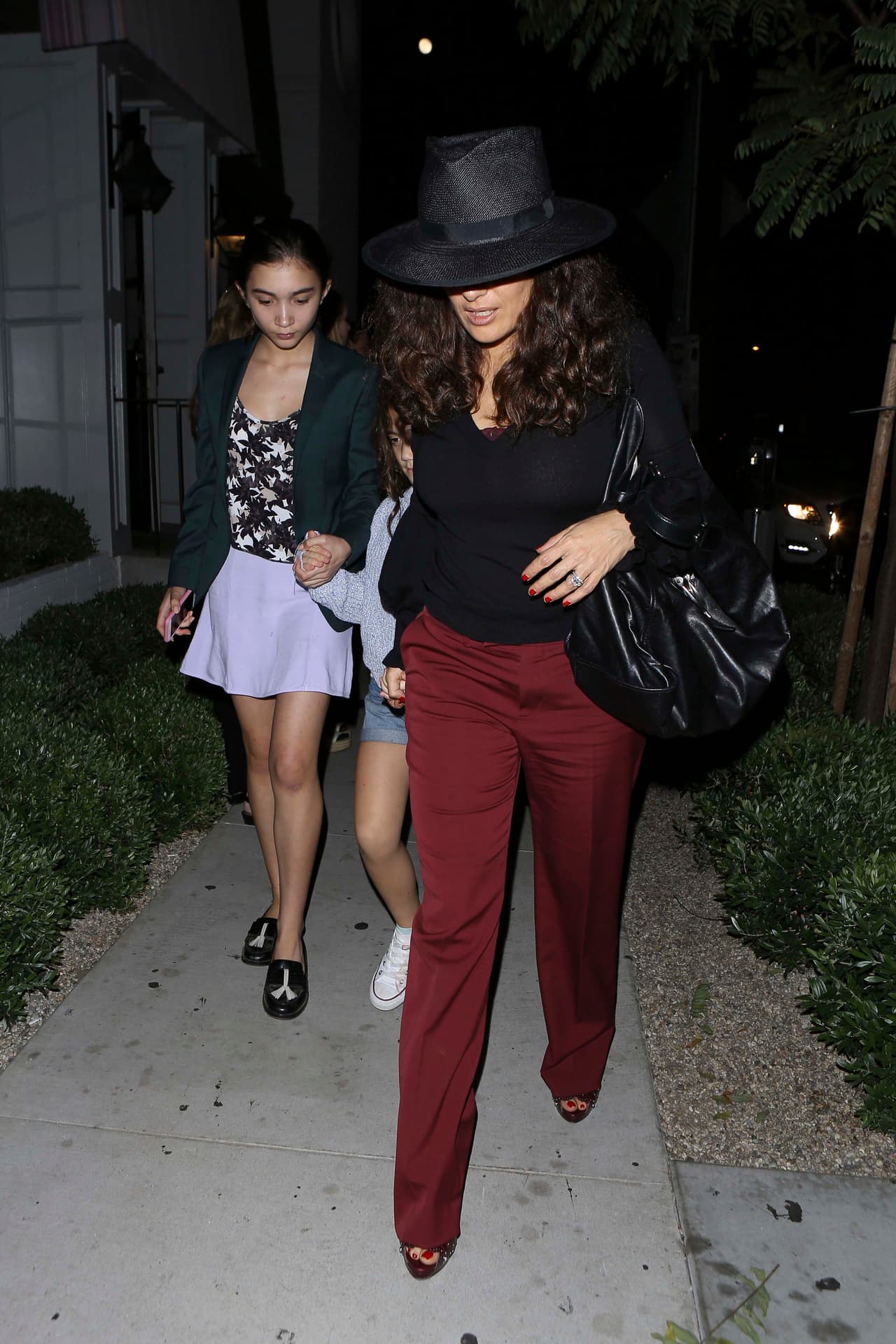 La acompañó una amiguita.