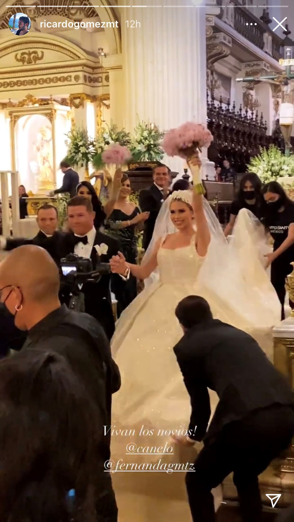 El acto religioso inició después de la 7 de la noche, hora local, en una noche en la que la modelo lució un vestido de novia confeccionado por Elie Saab Haute Couture. Ella y el boxeador fueron ovacionados por la multitud al salir de la iglesia y se dieron un amoroso beso frente a la gente que gritaba desde el otro lado de las vallas. 
<br>