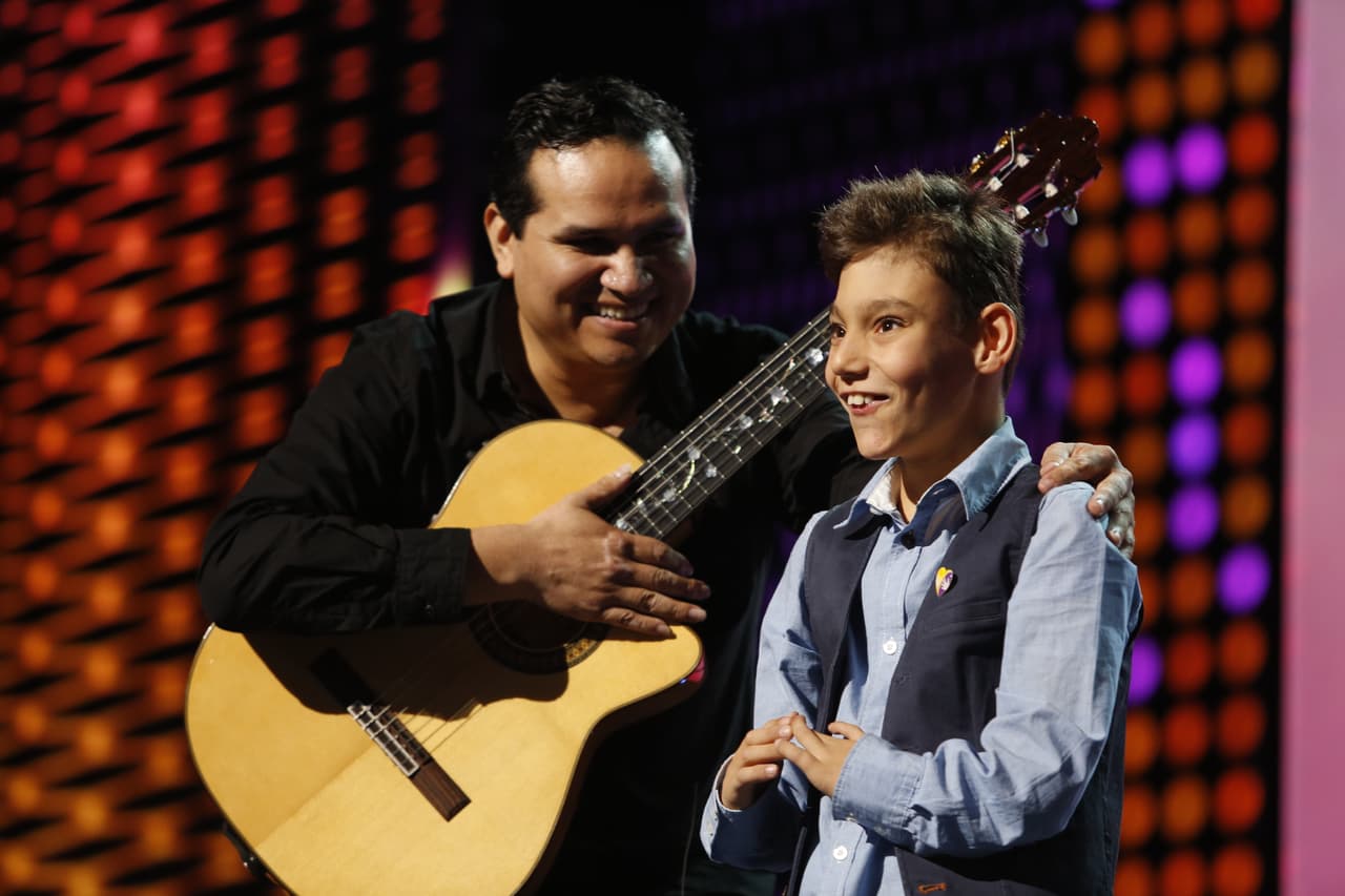 Don Francisco presentó a Adrián Martínez el admirador #1 de Natalia.