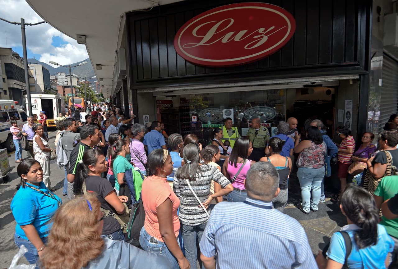 Con un decreto, el gobierno de Venezuela militariza la distribución de alimentos y limita al Parlamento