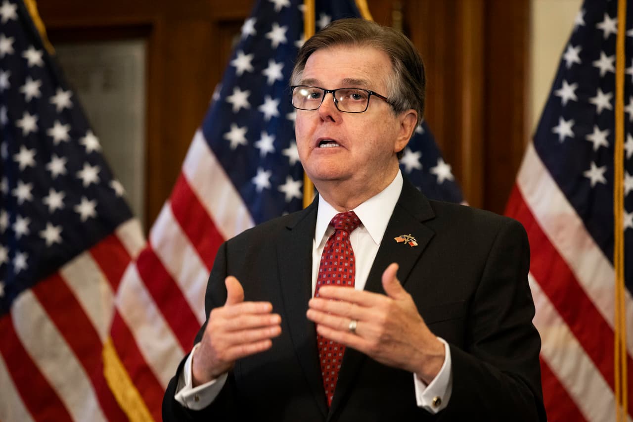 El vicegobernador Dan Patrick fue un paso más allá y ofreció una recompensa de $1 millón a quien pueda demostrar alguna de las acusaciones de "fraude" que sostiene Trump, que hasta ahora no han prosperado en ningún tribunal.
