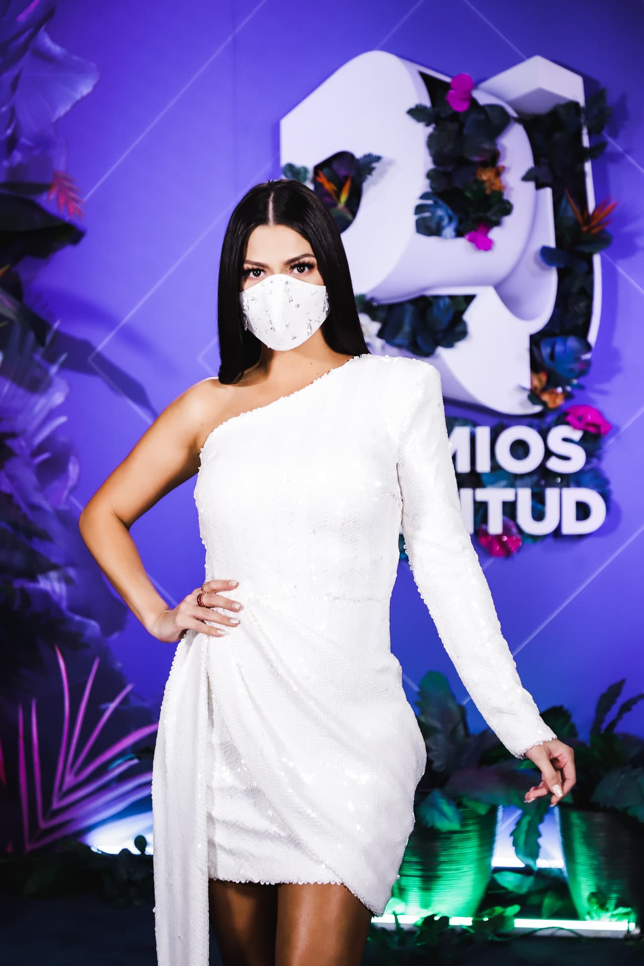 Eligió un vestido corto con detalles en lentejuelas y una sola manga.