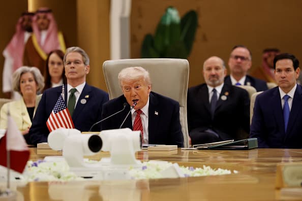 El presidente Donald Trump interviene durante la Cumbre de líderes del Consejo de Cooperación del Golfo (CCG) en Riad.