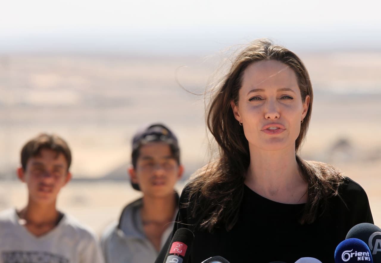 Angelina Jolie revela qué enfermedad atacó su rostro tras su polémico divorcio de Brad Pitt