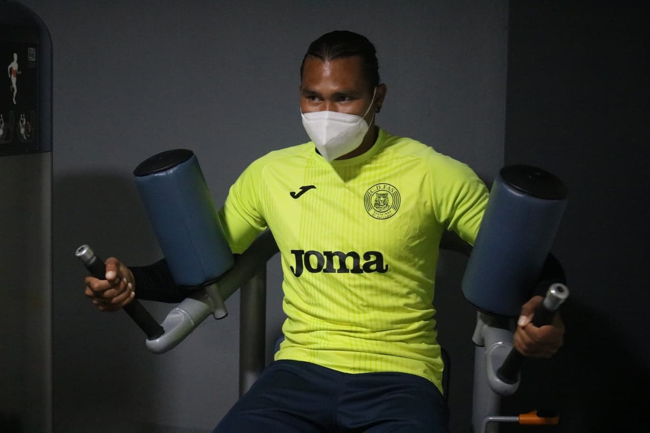 'Gullit' Peña no gana ni el 10% del mejor sueldo en su carrera