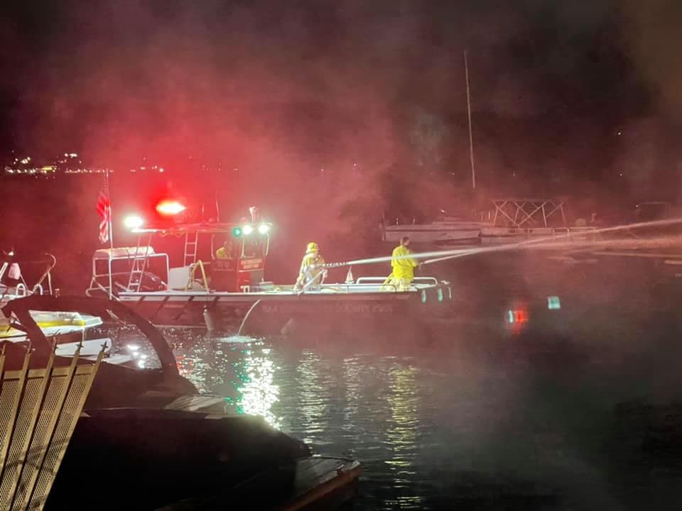 Los bomberos trabajaron para extinguir las llamas y evitar que los barcos se dispersaran en el lago para no causar daños adicionales.