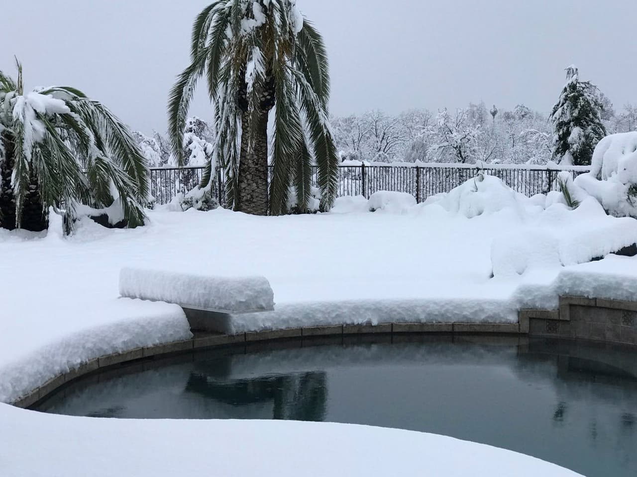 Un residente de en Redding, California, compartió una imagen en la que muestra de siete a ocho pulgadas de nieve que cayeron en su patio el miércoles 13 de febrero de 2019. Un sistema climático, llamado río admosférico trae una nueva serie de tormentas en el estado dorado.
<br>