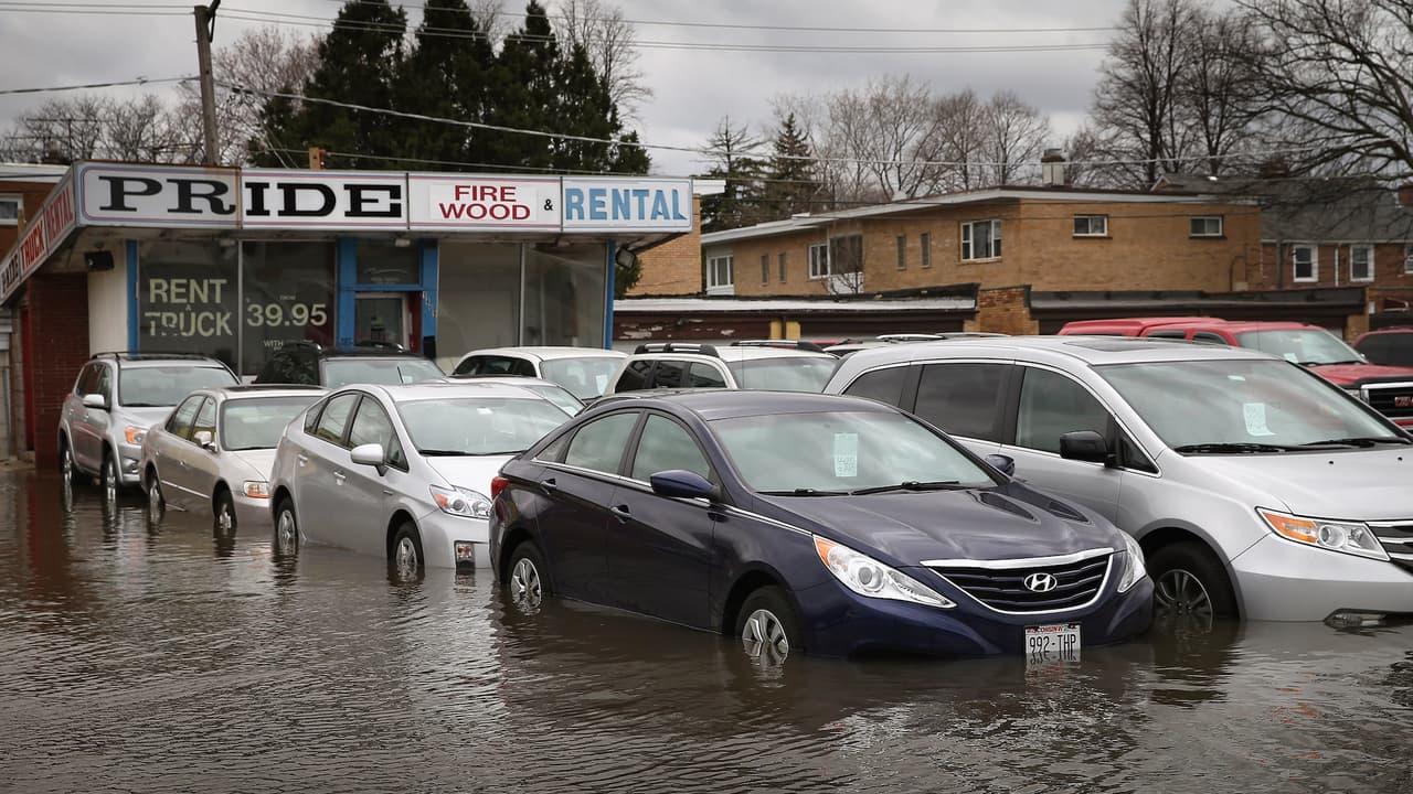 Vehículos fueron afectados por la lluvia e inundación.