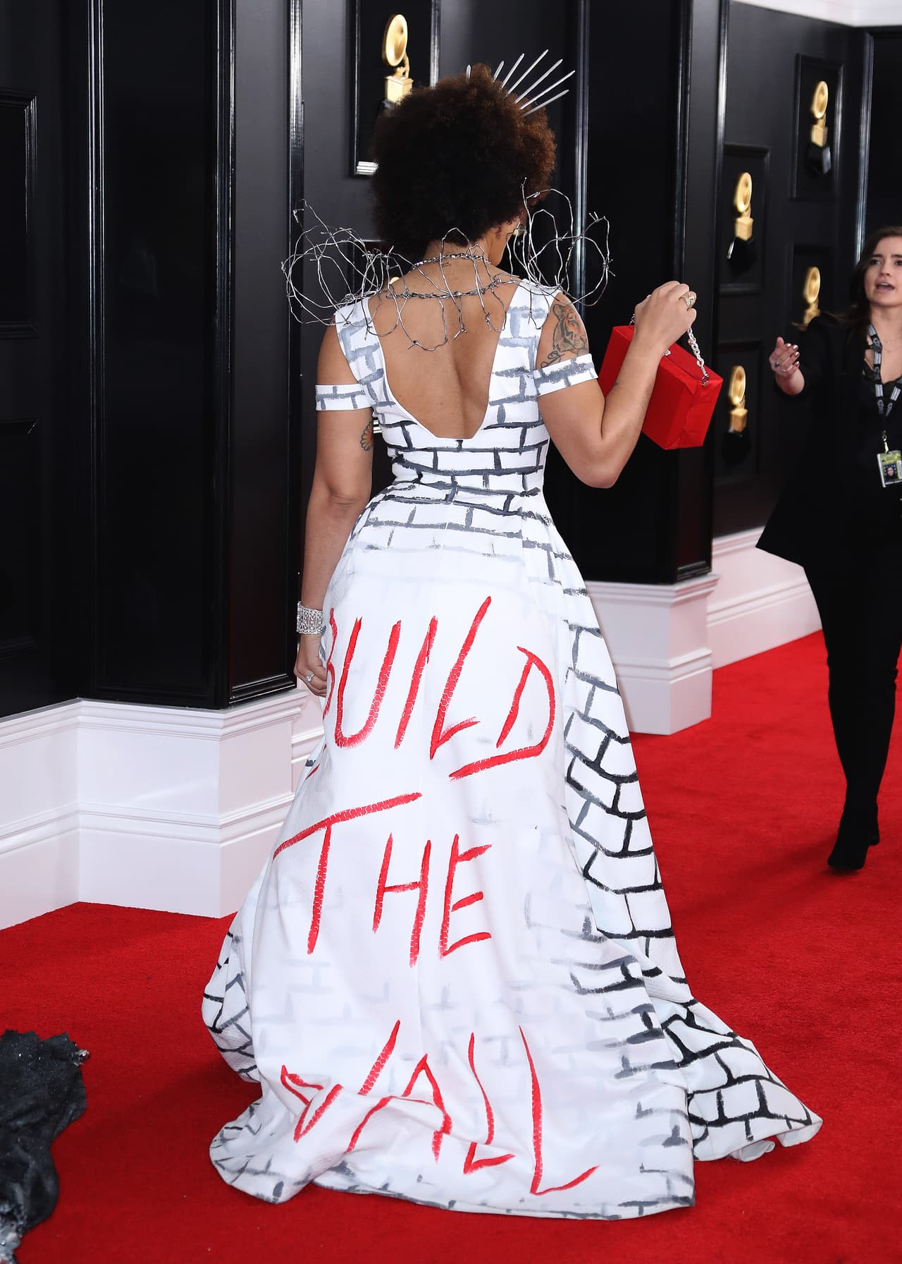 La parte posterior del vestido tenía escrito 'build the wall', expresión usada por Trump y sus simpatizantes para exigir un muro en la frontera sur de EEUU.