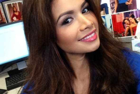 A través de las famosas fotos 'selfies' es como nuestra reina mantiene una estrecha relación con sus seguidores. Este tipo de fotos se han convertido en un fenómeno y no hay quién no se haya tomado una. Ahora puedes subir la tuya con el hashtag #NBLselfie para ganar un kit de belleza, los detalles aquí