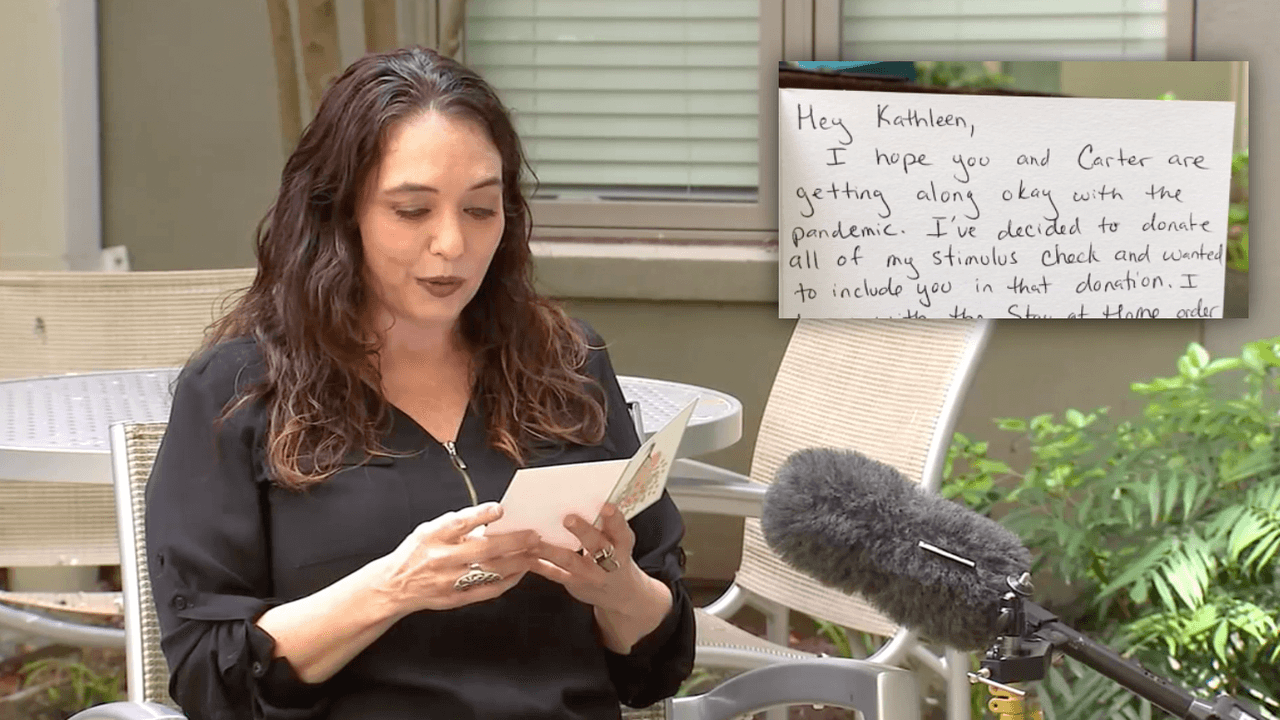 Una persona dona su cheque de estímulo a un centro estético impactado por la crisis del coronavirus