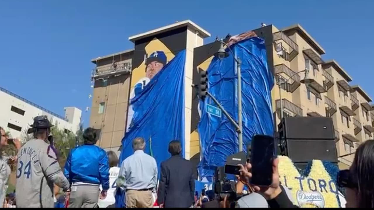 El Ayuntamiento de Los Ángeles proclamó el 
<b>1 de noviembre como el “Día de Fernando Valenzuela”</b>, en honor a su legado. Esta resolución fue presentada por Kevin de León el 23 de octubre, días después del fallecimiento de Valenzuela, y con el apoyo de varios concejales para recordar al ícono del béisbol en su cumpleaños.