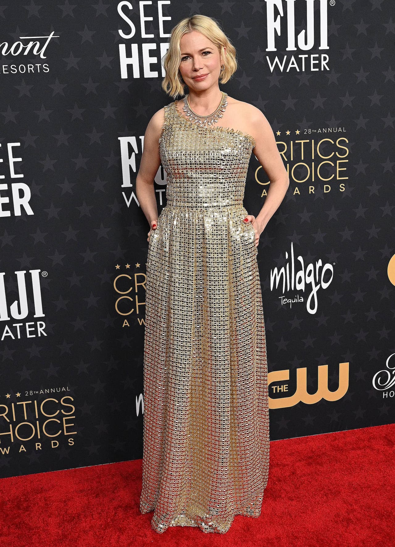 Michelle Williams utilizó un vestido asimétrico personalizado de Louis Vuitton con un solo hombro. De acuerdo con People, se necesitaron 980 horas para bordarle a mano 22,350 lentejuelas. 
<br>