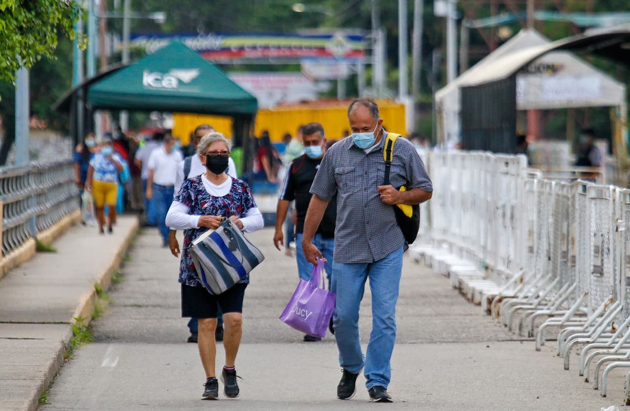 También se recomienda tomar un avión o tomar un autobús que su ruta sea por la carretera 57.