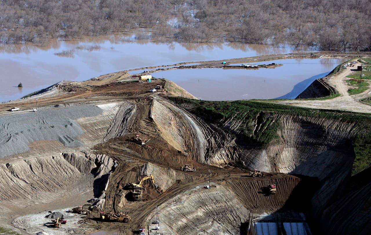 Durante los períodos de fuertes lluvias, la estructura está destinada a recolectar agua y evitar inundaciones a lo largo 96 millas (154 kilómetros) del río Santa Ana.