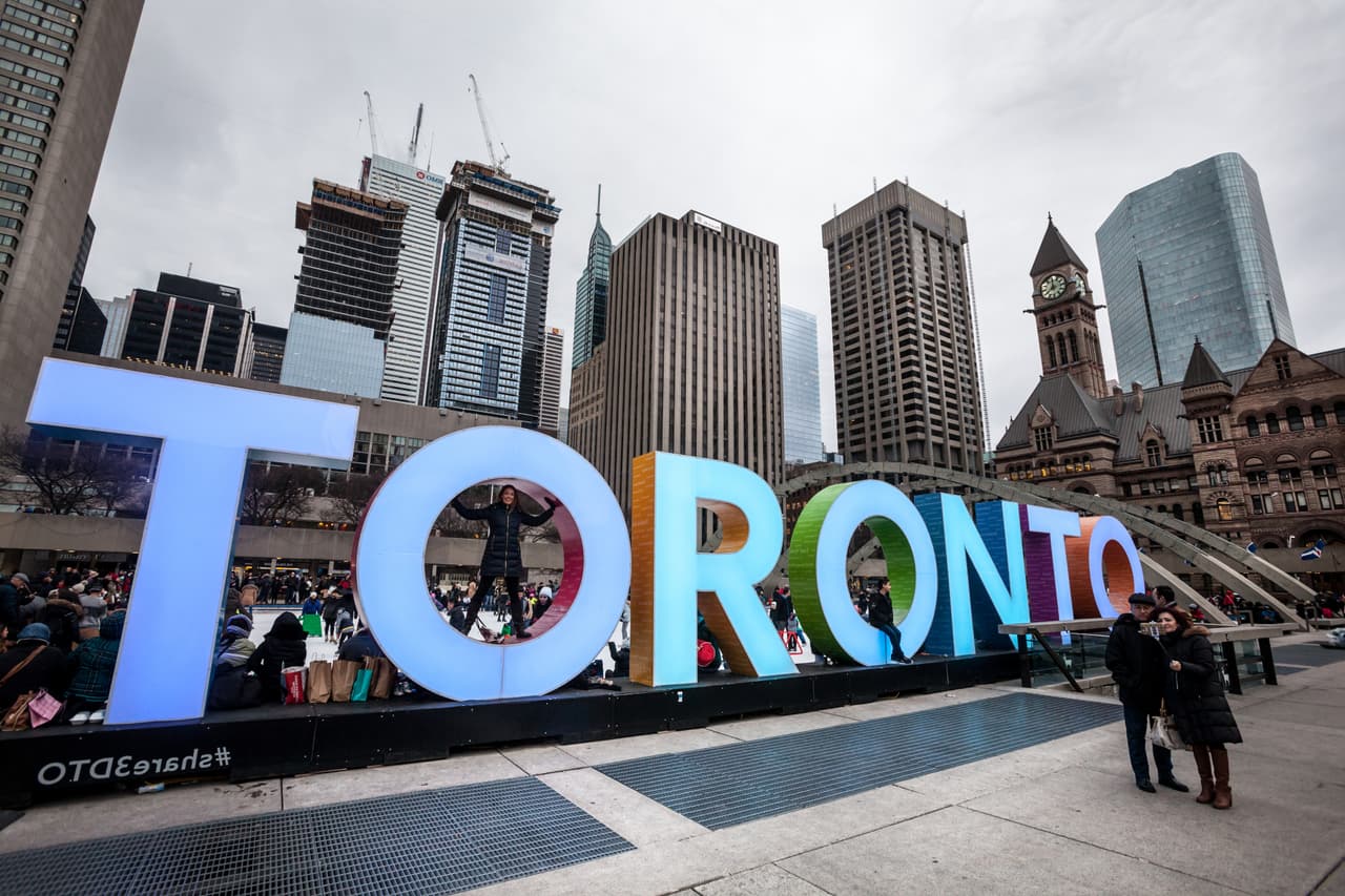 <b>Puesto 1. Canadá</b>.
<br>
<br>El segundo país más grande del mundo en territorio, ocupa el primer lugar general del ranking por primera vez. Obtuvo el primer lugar tanto en ‘calidad de vida’ como en ‘propósito social’, y logró una alta puntuación en las categorías ‘agilidad’, ‘emprendimiento’, ‘educación’, ‘estabilidad económica’ y estabilidad política’.
<br>