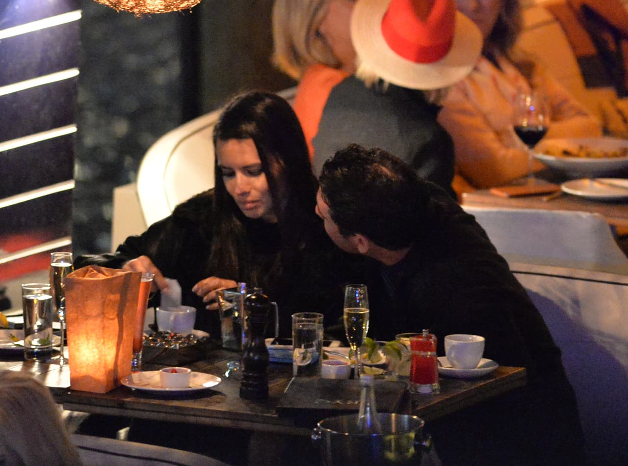 Adriana Lima rompió con el receptor de New England Patriots Julian Edelman hace sólo una semana. Sin embargo, se le vio besándose en un restaurante con el chico malo de los muchachos de Nueva York Mitch, Matt Harvey. Estas son las primeras fotos de la nueva pareja. La pareja llegó en yate y cenaron y tomaron champán por horas en el River Yacht Club el 15 de marzo de 2017, en Miami, Florida.