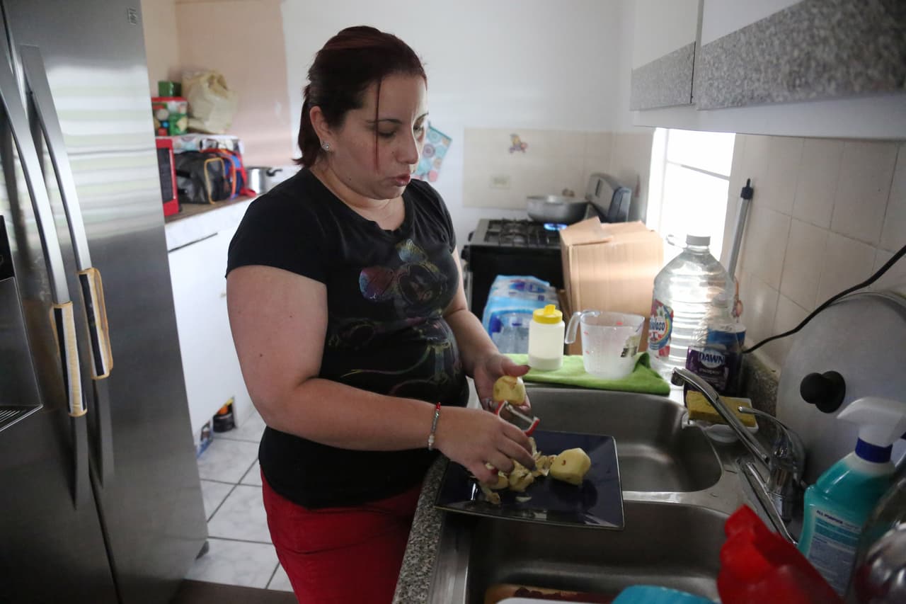 25 DE ABRIL DEL 2018 JAYUYA ENTREVISTA A FAMILIA MORALES FRONTANES A 7 MESES SIN LUZ EN LA FOTO MARY ANN FRONTANES