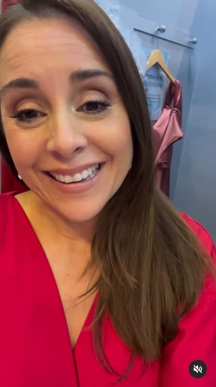 El 30 de noviembre, la actriz publicó un video en su cuenta de Instagram que grabó desde el vestidor de una tienda, donde pretendía comprar el vestido con el que iría a la boda de su hija.
<br>