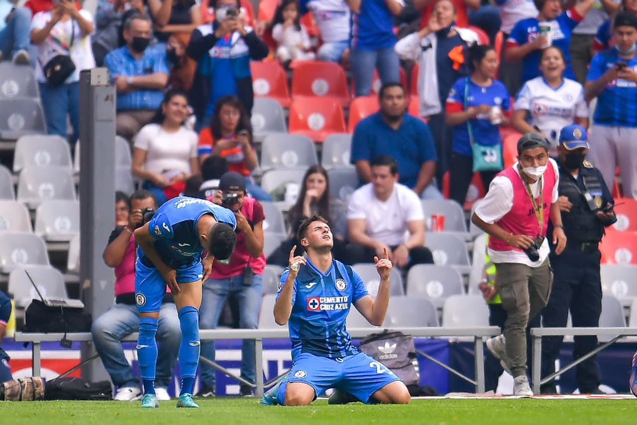 Cruz Azul sufrió pero logró derrotar al campeón que vio como le anulaban dos goles y terminó encima de los Cementeros.