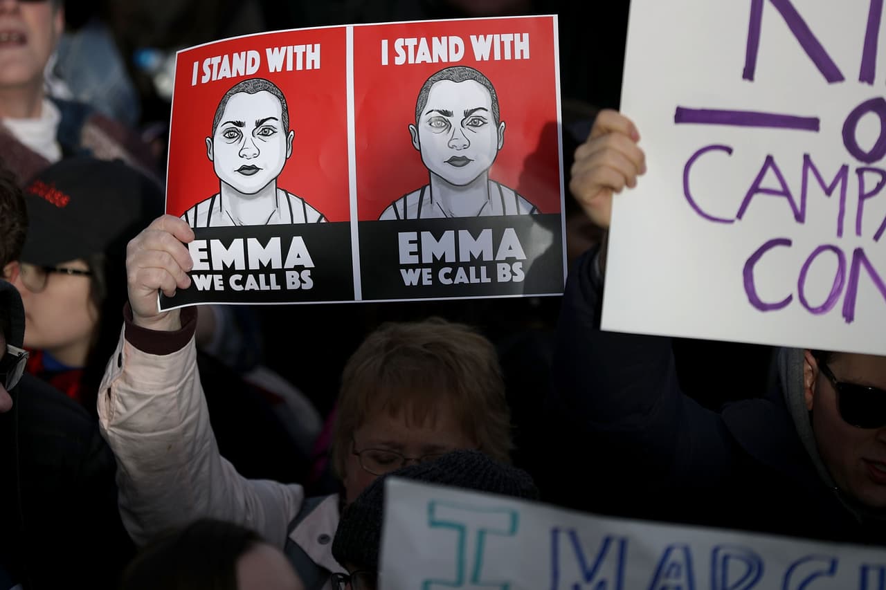 Un cartel con el rostro de Emma González, una de las sobrevivientes del tiroteo de Parkland que se ha convertido en una referencia de la lucha estudiantil por el control de armas.