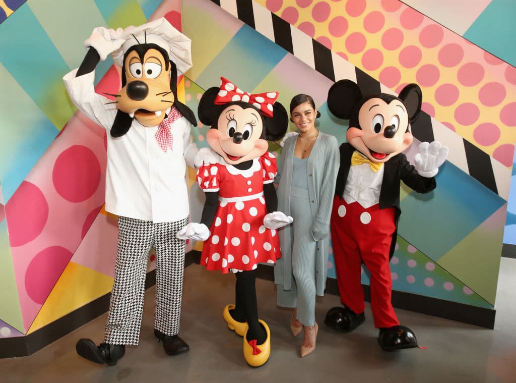 Vanessa Hudgens, una joven celebridad que no se salva de los encantos del personaje.