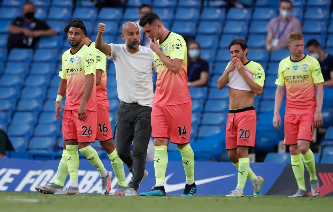 Pepe Guardiola comienza a darindiccaciones a sus jugadores para tratar de ganar el encuentro y seguir en la búsqueda del título.