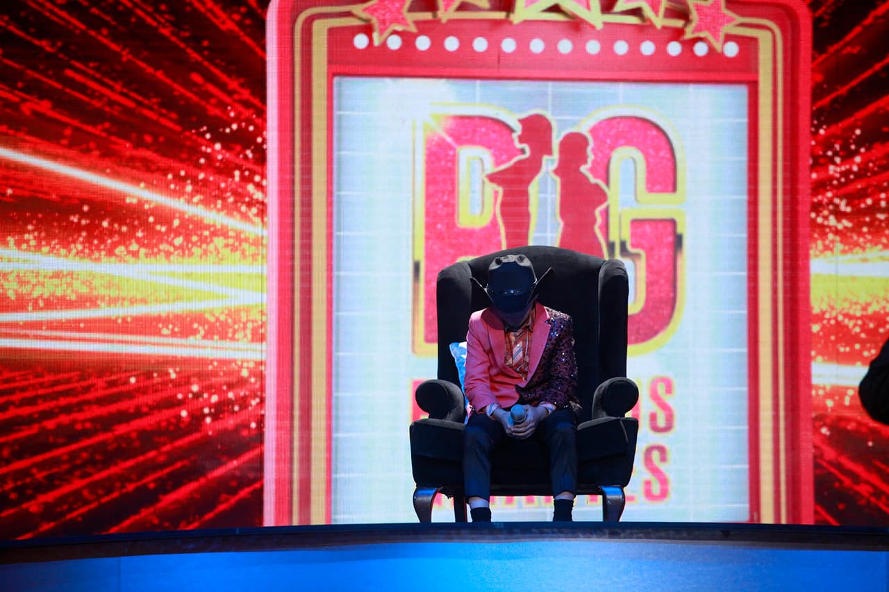 Rafa, el cantante del 'Giovani y los saca-chispas', tomó el escenario para cantar 'Te hubieras ido antes', éxito de Julión Álvarez.