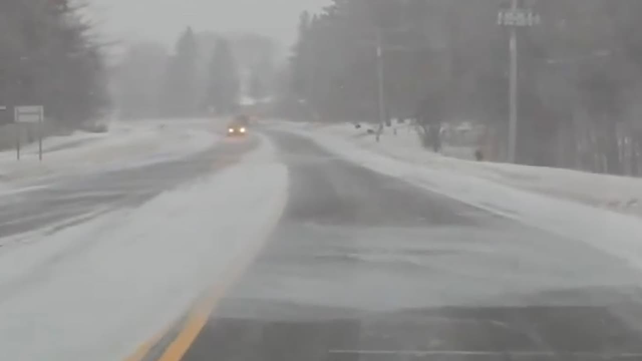 Caminos helados y paisajes blancos: la nieve se apodera del norte de EEUU