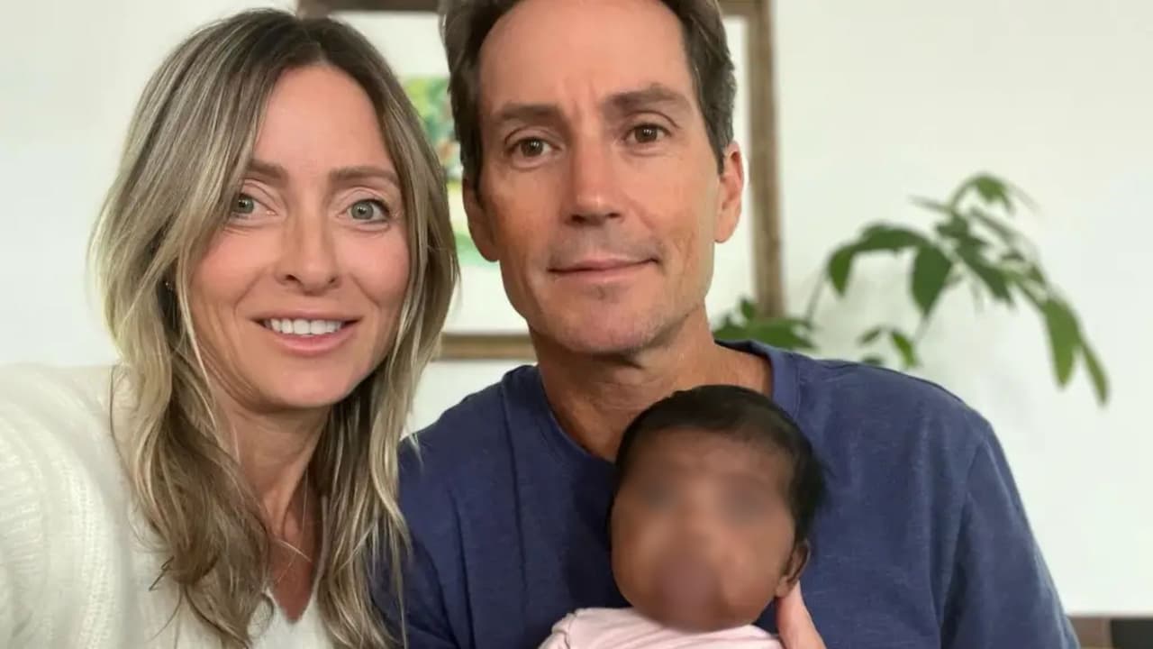 Identifican a padres biológicos de su bebé tras error de clínica de fertilidad 