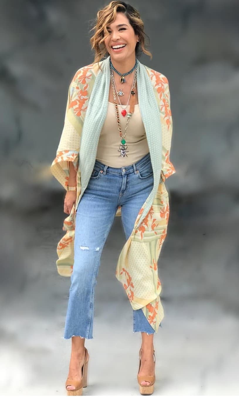 Sugirió usar jeans conocidos como ‘capri’ combinados con una blusa estampada, tal como el look de Karla Martínez.
<br>