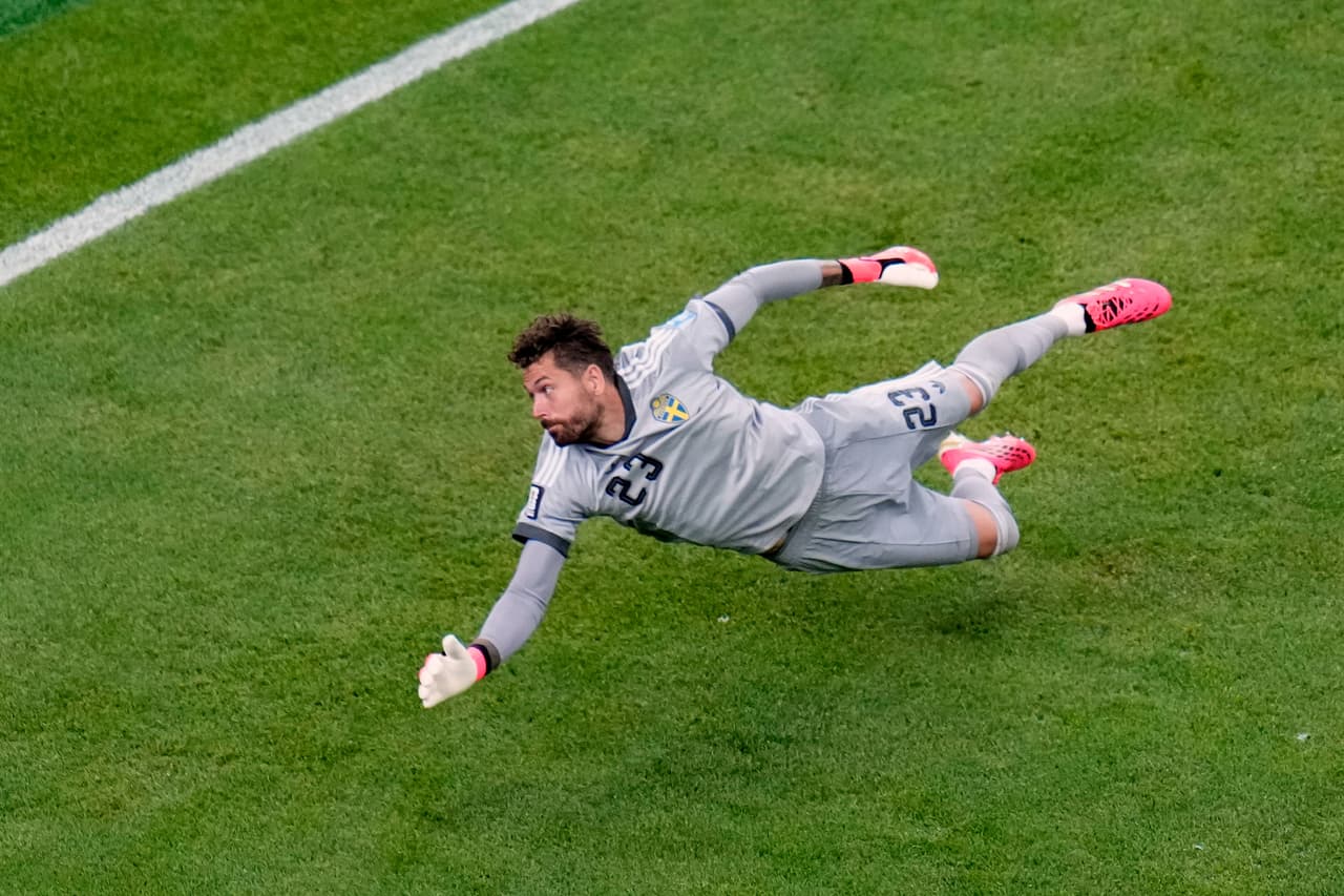 Minuto 89: Kristoffer Nordfeldt no puede atajar el último balonazo del partido a su portería; Crysencio Summerville es el autor del quinto gol a Suecia.