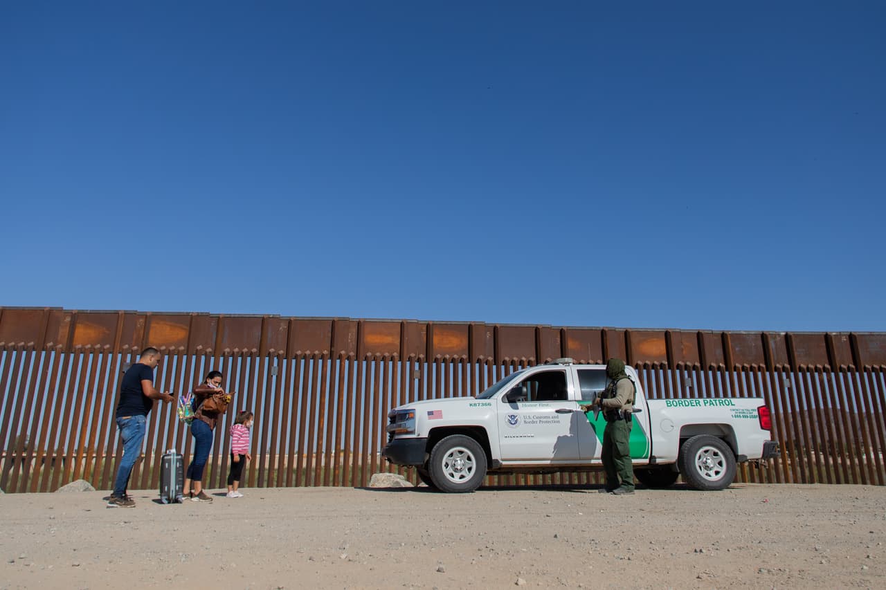 Una familia de solicitantes de asilo de Cuba se entregó a agentes de la Patrulla Fronteriza de Estados Unidos en mayo de 2021 en Yuma, Arizona. Las autoridades fronterizas reportaron que en el año 2020 cruzaron 9,822 cubanos, 541 ingresaron por el sector Tucson y 450 por Yuma.