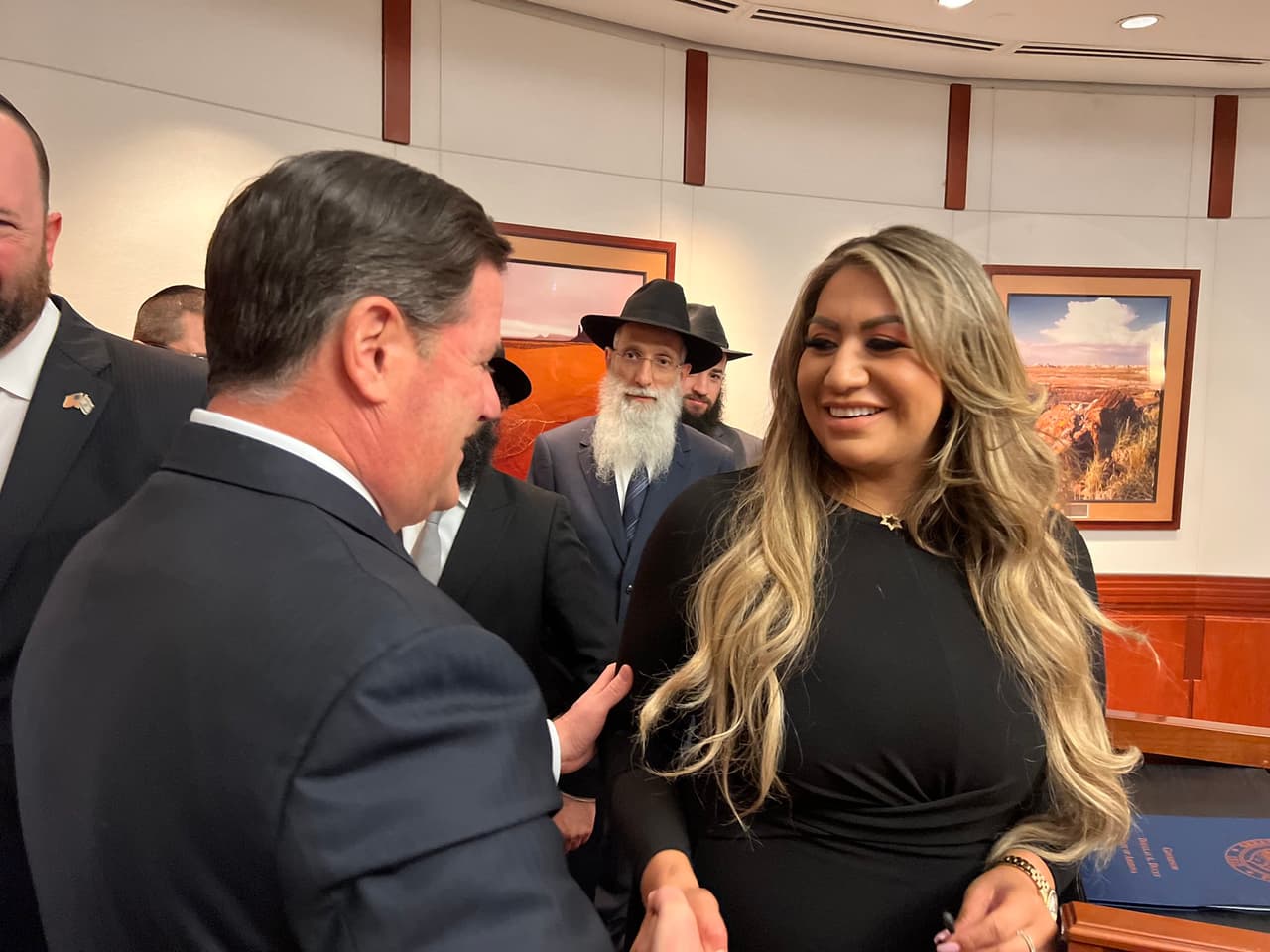 Ducey dijo: "Mientras trabajamos para que los niños de Arizona se vuelvan a enfocar en el salón de clases, también debemos trabajar para que se vuelvan a enfocar emocionalmente".