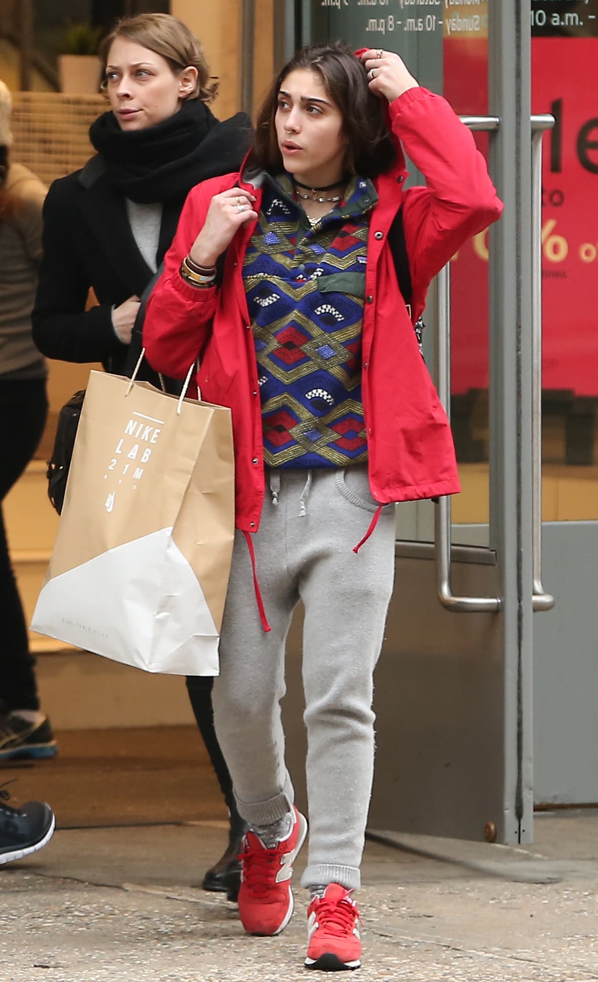 La joven no fue cambiando poco a poco y después de su perforación nos sorprende con un 'look' totalmente diferente.