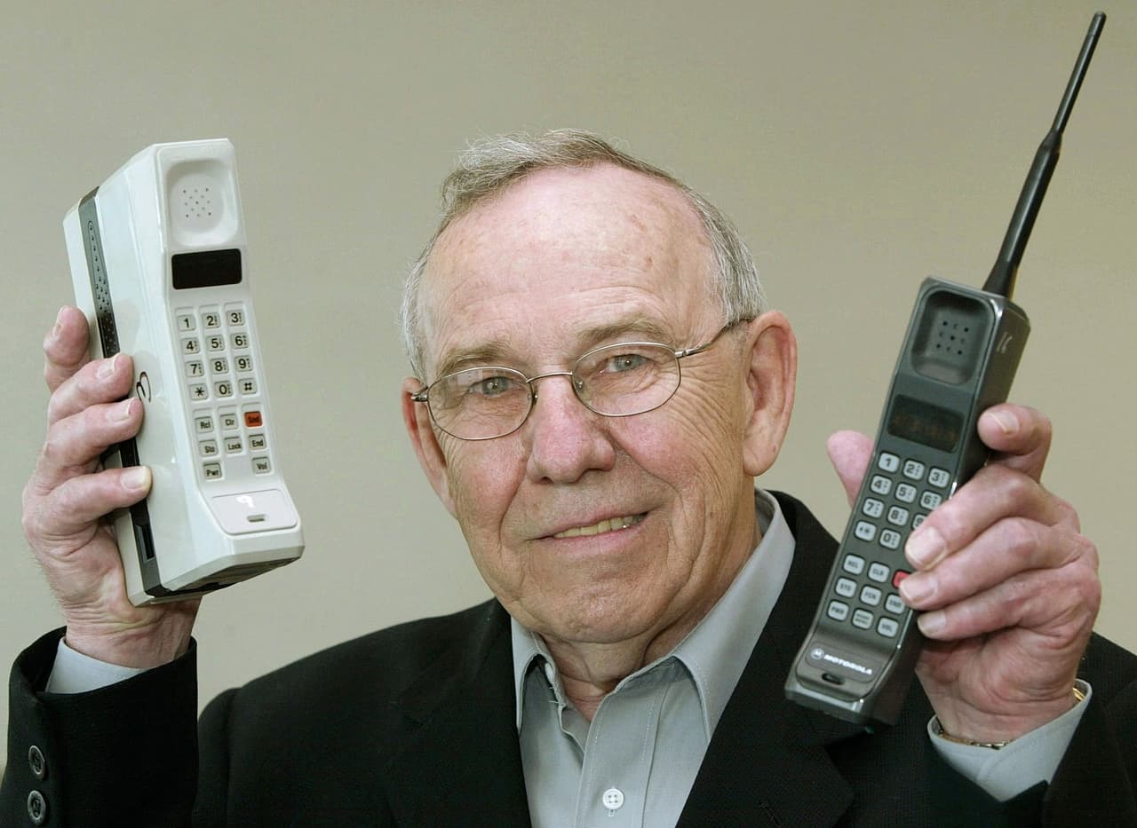 <b>Motorola DynaTA, ('El Ladrillo').</b> La telefonía celular apenas comenzaba cuando en 1983 Motorola lanzó el primer teléfono móvil que podía ser transportado con una sola mano. A pesar de su poco confortable tamaño, este teléfono de casi 4,000 dólares y dos libras de peso (unos 800 gramos), se popularizó en todo el mundo y contribuyó a la masificación de la telefonía móvil.