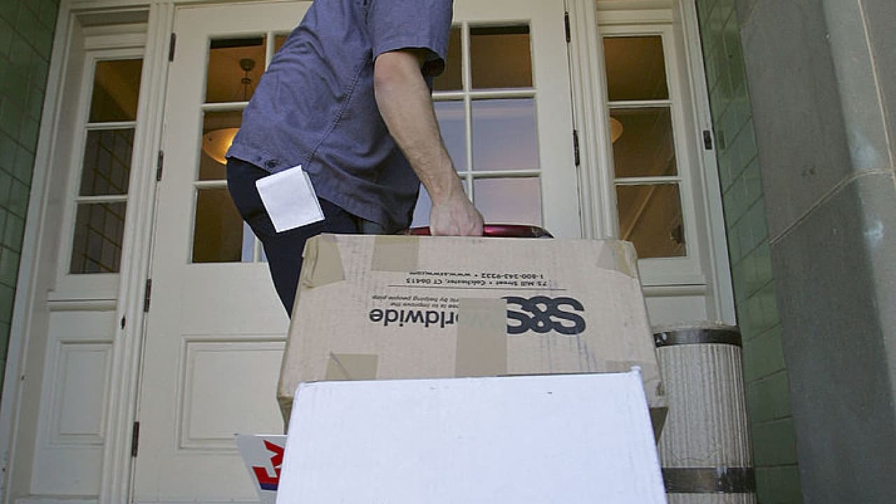 Los paquetes que son dejados frente a la puerta son un blanco para los ladrones, sobre todo en esta temporada festiva. Para evitar ser víctima de robo es recomendable, entre otras cosas, procurar estar en casa para recibir los productos, enviarlos a un vecino que siempre esté en su hogar o pedir que el repartidor los esconda entre los arbustos.