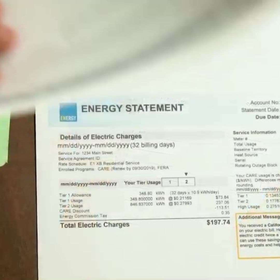 <b><a href="https://www.univision.com/local/los-angeles-kmex/real-id-estos-son-los-documentos-que-necesitas-en-el-dmv-de-california-fotos">¿Qué requisitos piden para tramitar la Real ID?</a> </b>(1) 
<b>Documento de identidad</b> que incluya tu nombre completo y la fecha en la que naciste, como un acta de nacimiento, pasaporte de EEUU o una 'green card'. (2) Un 
<b>número de seguro social</b> válido. (2) Dos 
<b>documentos que comprueben tu residencia</b>, como una factura de servicios públicos, contrato de arrendamiento, y algo que contenga tu firma.
<br>