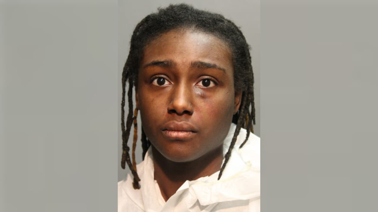 Imponen cargos a una mujer de 23 años por apuñalar mortalmente a un hombre en Edgewater