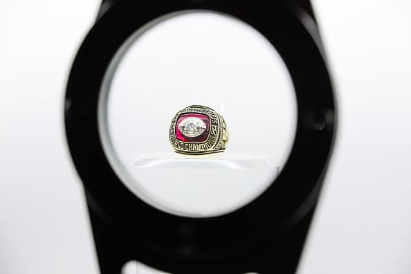<b>¿Cuánto cuesta el anillo del Super Bowl?</b>
<br>Cada jugador del equipo ganador recibirá un anillo valorado, en un mínimo de $35,000 dólares. Sin embargo, el precio de coleccionistas puede aumentar dependiendo del nombre del judador que lo usó.