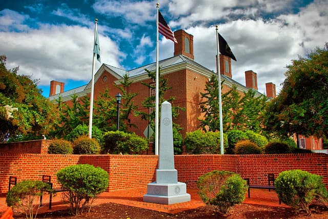 En el número 
<b>23</b> se encuentra 
<b>Dover,</b> en Delaware. Las cinco peores ciudades están en el estado de 
<b>California</b> y en el noreste del país. 
<br>